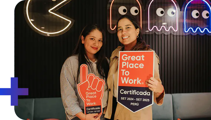 analistas de attach group gestionando clientes