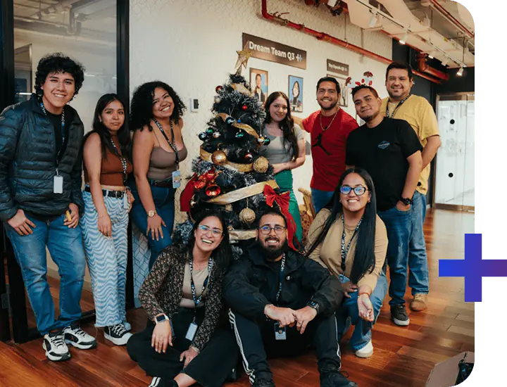 consultores y analistas de attach group observando resultados