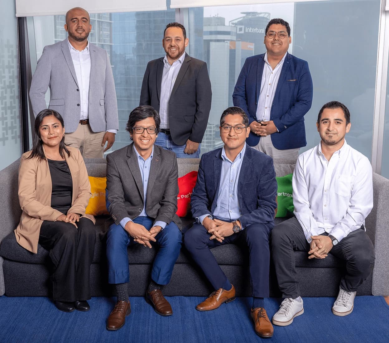 Nosotros líderes y equipo de trabajo de attach group